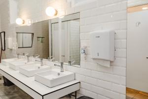 Baño con 3 lavabos y espejo en LX Hostel, en Lisboa 37 fotos más