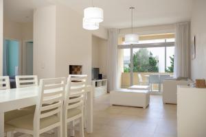 a kitchen and dining room with a table and chairs at Cariló Sul Mare in Carilo