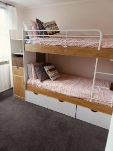 Μία ή περισσότερες κουκέτες σε δωμάτιο στο Modern, Light & Warm Central Warkworth