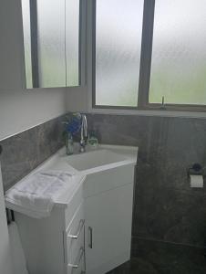 Ένα μπάνιο στο Modern, Light & Warm Central Warkworth +25 φωτογραφίες