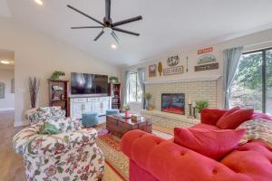 Μια τηλεόραση ή/και κέντρο ψυχαγωγίας στο Scenic Yosemite Lakes Escape with Community Perks!