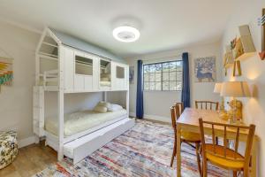 Ένα ή περισσότερα κρεβάτια σε δωμάτιο στο Scenic Yosemite Lakes Escape with Community Perks!