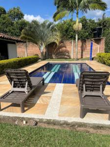 Πισίνα στο ή κοντά στο Cabaña Amanecer- Finca Valparaíso