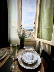 Una mesa con un plato de comida y una ventana. en Luberno studio lumineux parking inclus, en Cavaillon