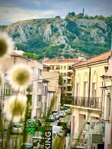 una calle de la ciudad con edificios y una montaña en el fondo en Luberno studio lumineux parking inclus, en Cavaillon