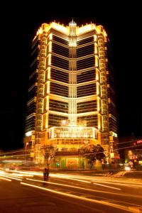 廣州的住宿－廣州天一酒店，一座高大的建筑,晚上有灯