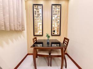 een eetkamer met een tafel en twee stoelen bij Suite sector exclusivo in Machala +1 foto