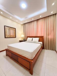 een slaapkamer met een groot bed in een kamer bij Suite sector exclusivo in Machala