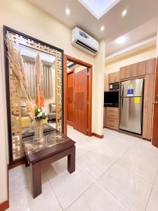 een woonkamer met een tafel en een keuken bij Suite sector exclusivo in Machala