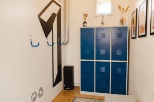 Un vestuario con taquillas azules en la pared. en LX Hostel, en Lisboa