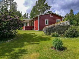 a red house with a large rock in front of it at KRO802-Haeradsbaeck-Ellagoelshult-3 in Gäddegölshult