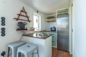 Kuchyň nebo kuchyňský kout v ubytování HAL938-Skummesloevsstrand-Stormvaegen-1 + 8 fotografií