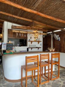 La AlbinaにあるPopoyo Surf House Guasacateのキッチン(椅子2脚付)、カウンター(バー付)