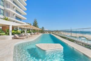ゴールドコーストにあるMiles at Kirra Point 302の建物の真ん中にあるプール