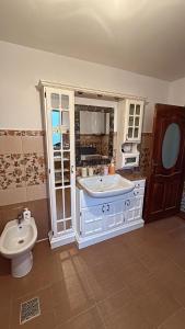 a bathroom with a sink and a toilet at Casa Mario 1 in Drobeta-Turnu Severin +7 photos