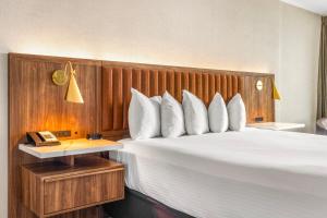 Postel nebo postele na pokoji v ubytování Lodge Geneva National + 22 fotografií