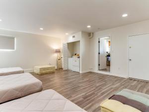 Postel nebo postele na pokoji v ubytování 5 Bedroom Charmer in Granada Hills