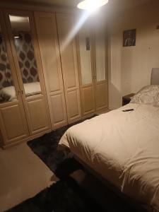 ダービーにあるWillow Lodgeのベッドルーム1室(ベッド1台、一部の食器棚付)