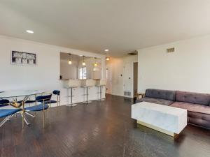 Kuchyň nebo kuchyňský kout v ubytování 5 Bedroom Charmer in Granada Hills