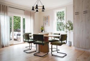 ein Esszimmer mit Tisch und Stühlen in der Unterkunft Lakeview Villa with Private Hot Tub, Firepit & Breathtaking Cliff Views in Greenwood Lake