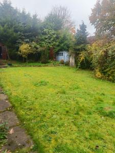 ダービーにあるWillow Lodgeの草の庭