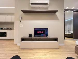 a living room with a tv sitting on a table at LK Santo Agostinho 7 in Belo Horizonte