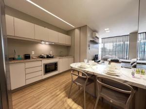 een keuken met een tafel en stoelen in een kamer bij LK Santo Agostinho 7 in Belo Horizonte