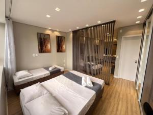 een slaapkamer met twee bedden in een kamer bij LK Santo Agostinho 7 in Belo Horizonte +33 foto's