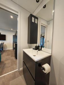 un baño con lavabo y espejo en Sea view Bellora by Vellaris, Luxury Mobile Home, en Mali Lošinj