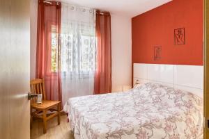 un dormitorio con una cama y una ventana en Un séjour a empuriabrava-TERRASSE-VUE MER -CLIME- WIFI PARKING, en Empuriabrava