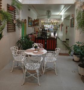 a table and chairs in a room with a store at Hotel Marajoara in Belém