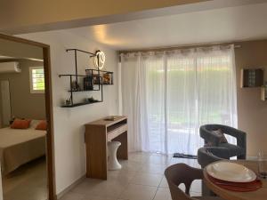 TV a/nebo společenská místnost v ubytování Blue Garden A 2 pas des plages