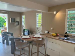 Kuchyň nebo kuchyňský kout v ubytování Blue Garden A 2 pas des plages