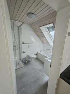 Ένα μπάνιο στο Dachgeschoss Harbour Apartments Höri