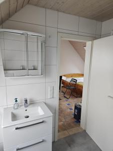 Ένα μπάνιο στο Dachgeschoss Harbour Apartments Höri