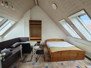 Ένα ή περισσότερα κρεβάτια σε δωμάτιο στο Dachgeschoss Harbour Apartments Höri