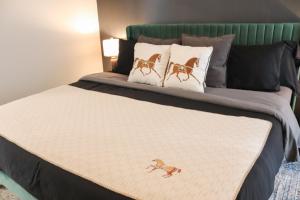 Postel nebo postele na pokoji v ubytování Serene APT 10 Min from Disneyland With Pool & GYM + 85 fotografií