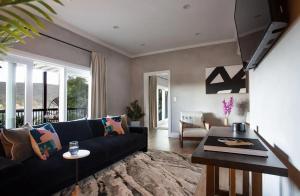 ein Wohnzimmer mit Sofa und Tisch in der Unterkunft Lakeview Villa with Private Hot Tub, Firepit & Breathtaking Cliff Views in Greenwood Lake