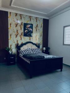 un dormitorio con una cama grande en una habitación en Appartement Brel, en Yaoundé