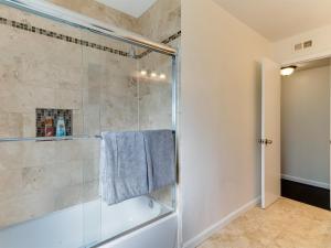 Koupelna v ubytování 5 Bedroom Charmer in Granada Hills + 30 fotografií