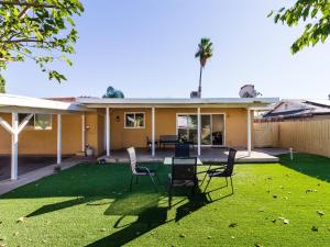 Zahrada ubytování 5 Bedroom Charmer in Granada Hills