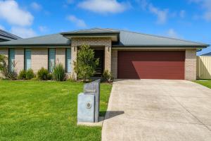 KelsoにあるLap of Luxury- Bathurst Houseの赤いガレージのある家