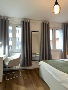 En eller flere senge i et værelse på Modernes City Apartment