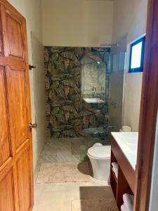 Ένα μπάνιο στο Apartamentos Margarita 1 +13 φωτογραφίες