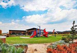 Ο χώρος παιχνιδιού για παιδιά στο Spacious 2 bedroom, 2 bathroom unit