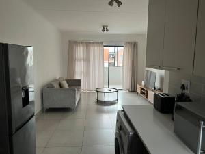 Μια τηλεόραση ή/και κέντρο ψυχαγωγίας στο Spacious 2 bedroom, 2 bathroom unit