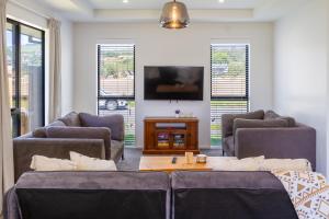 TV a/nebo společenská místnost v ubytování Halswell Quarry - Walk and Explore - 3 bed
