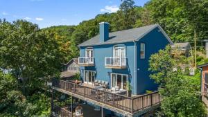 eine Luftansicht eines blauen Hauses mit einer Terrasse in der Unterkunft Lakeview Villa with Private Hot Tub, Firepit & Breathtaking Cliff Views in Greenwood Lake