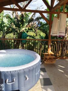a large hot tub sitting in a gazebo at Fresh Start in Jardin
