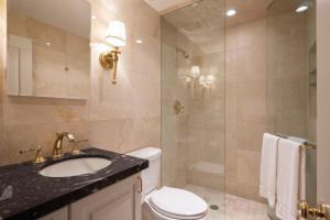 Koupelna v ubytování North of Nell Unit 2D, 2-Bedroom Condo Steps from Aspen Mountain + 7 fotografií